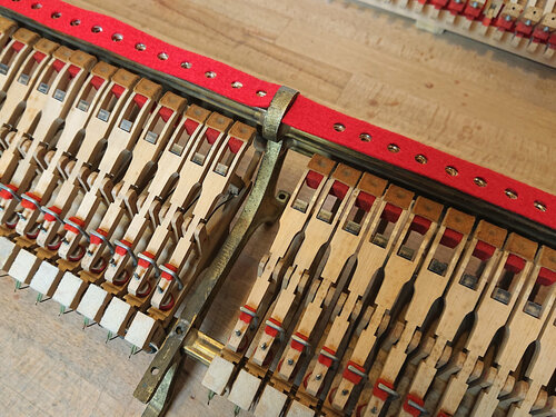 Steinway mod. O de 1911 - rails du châssis de clavier - préparation de nouvelles garnitures des rails avant remise en place des marteaux