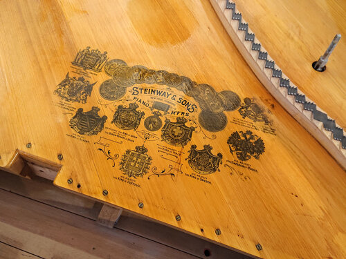 Steinway mod. O de 1911 - première passe de vernis - le ponçage avant vernis a été adapté à la demande du propriétaire du piano, qui souhaite conserver les inscriptions d'origine de la table