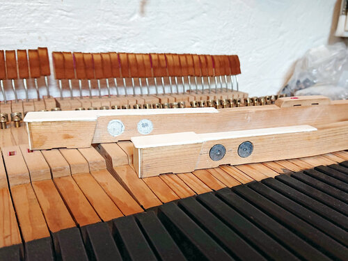 Steinway mod. O de 1902 - replombage du clavier - à l'arrière, une touche avant réparation, à l'avant, touche recollée et replombée