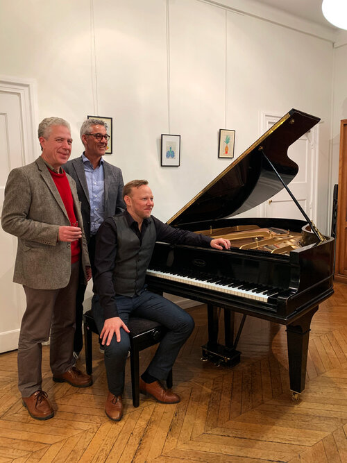 Malmsjö inauguration - Laurent Coignet (Pianos Magne), Pierre Tolcini (Maison des étudiants suédois) et Mattias Nilsson (pianiste)
