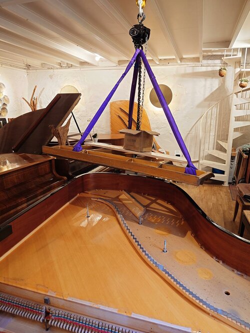 Steinway A-188 - levage du cadre