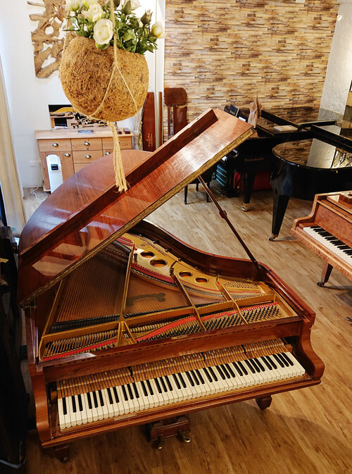 Steinway O en palissandre - Le piano est en cours d'essai avant intervention sur la structure