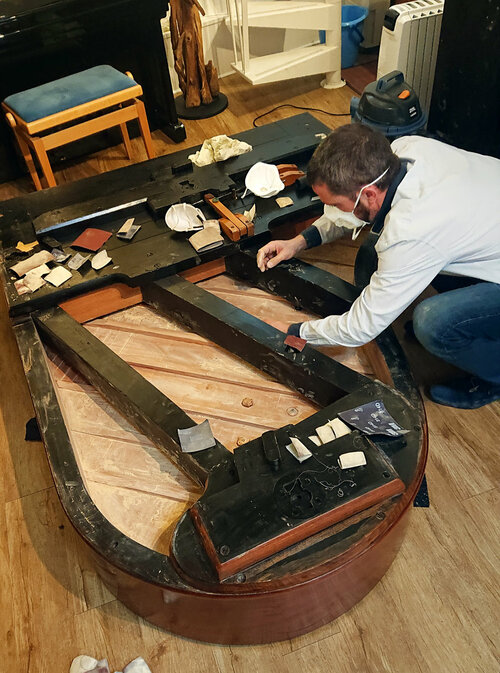 Steinway O préparation dessous de table d'harmonie - Préparation du dessous de la table d'harmonie avant vernis