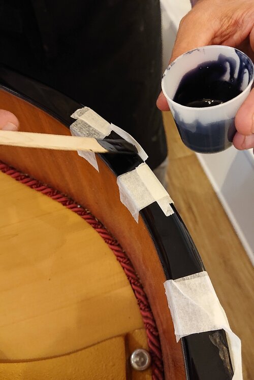 Réparation laque 3 - Dépôt de polyester liquide sur deux autres éclats sur le dessus de ceinture
