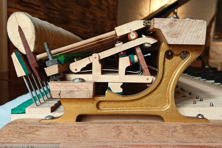 Pleyel F 1929 peigne et rouleaux - Une variante, dans laquelle Pleyel semble avoir voulu tester le fonctionnement de sa mécanique avec des rouleaux.