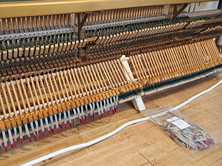 entretien mécanique de piano droit - remplacement des lanières sur la mécanique d'un Pleyel P de 1929