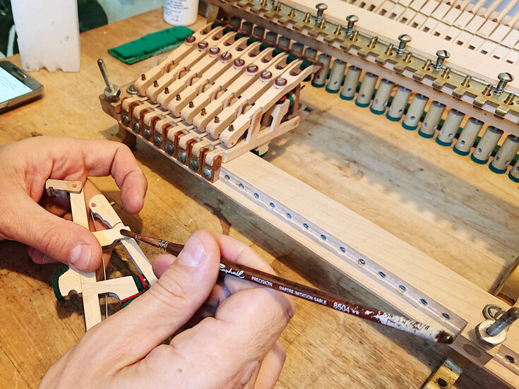 entretien mécanique de piano à queue - révision et dé-fauchage des chevalets d'une mécanique Pleyel